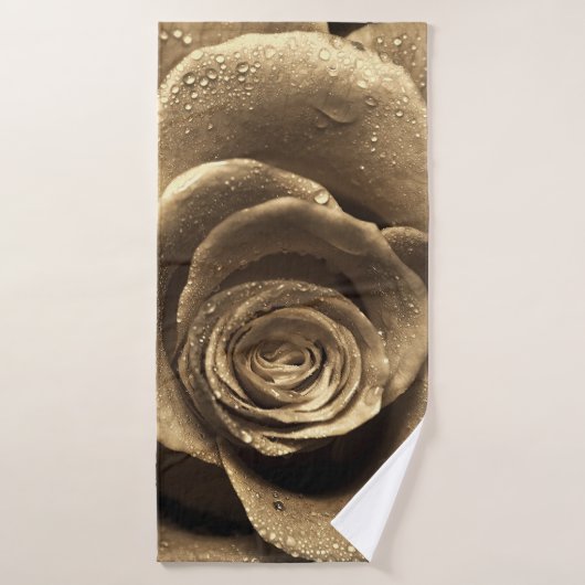 Un rose à l'ancienne en gros plan, mouillé avec un (Serviette de bain)