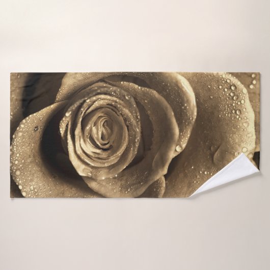 Un rose à l'ancienne en gros plan, mouillé avec un (Serviette de bain)