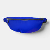 Un sac banane bleu vibrant avec une fermeture écla (Poser)