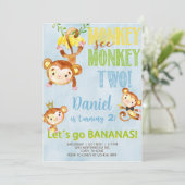 Un singe voit un singe invitation de deux garçons. (Debout devant)