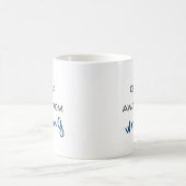 Un Sip Loin De L'Écriture De Café Mug (Centre)