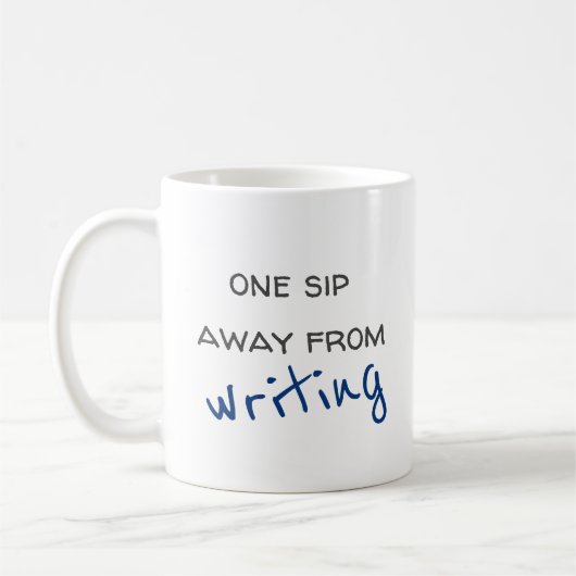 Un Sip Loin De L'Écriture De Café Mug (Gauche)