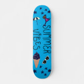 Un skateboard au design dynamique. (Devant)