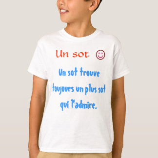 Un sot trouve toujours un plus sot qui l'admire. t-shirt