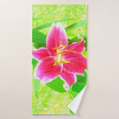 Un stargazer rose assez profond Lily sur Lime Gree (Serviette de bain)