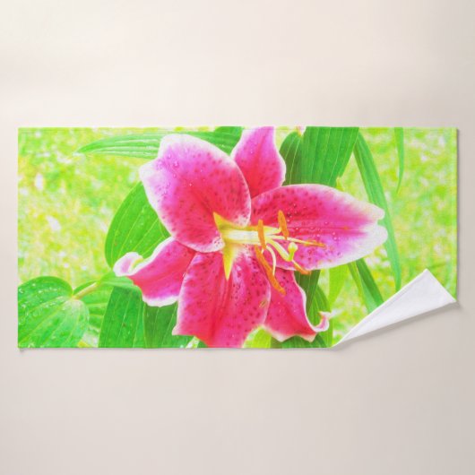 Un stargazer rose assez profond Lily sur Lime Gree (Serviette de bain)