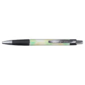 Un stylo à bille avec un corps vert et jaune doux (Dos)