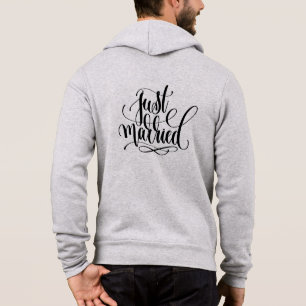 Un Sweat - shirt à capuche marié