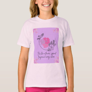Un t-shirt avec une belle conception florale