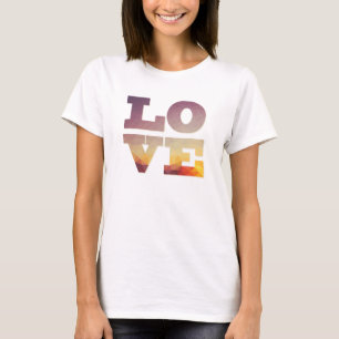 Un t-shirt design moderne à l'ombre polygonale.