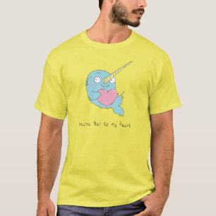 Un T-shirt pour hommes de coeur tendu par Narwhal