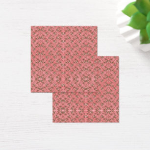 Un tapis aux motifs rouges et roses présente un dé