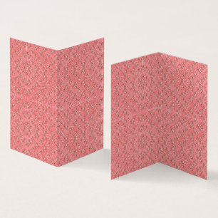 Un tapis aux motifs rouges et roses présente un dé