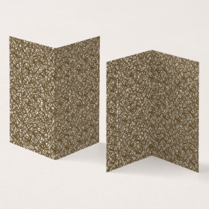 Un tapis marron avec motif géométrique est partiel