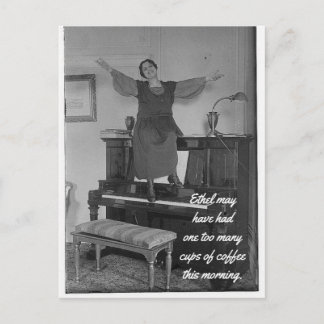 Un trop de tasses de café carte postale