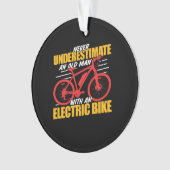 Un Vieux Homme Avec Un Vélo Électrec (devant)