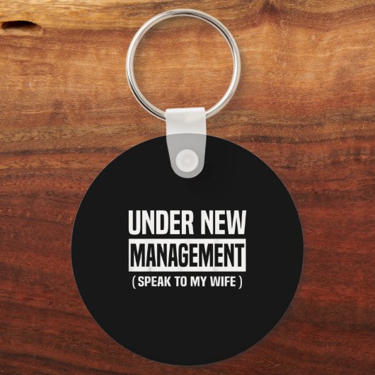 Under New Management Speak To My Wife Funny Husban Sleutelhanger (Voorkant)