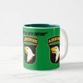 Une 101e tasse de café aéroportée (Devant droit)