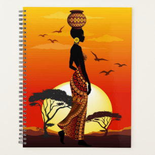 Une belle femme africaine Silhouette sur les solei