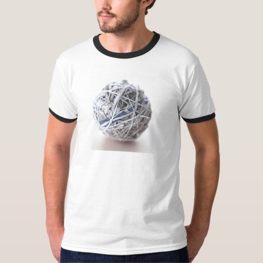 Une boule des bandes élastiques pour un T-shirt ! (Devant)