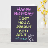 Une carte d'anniversaire amusante du chien, messag (Fleur jaune)