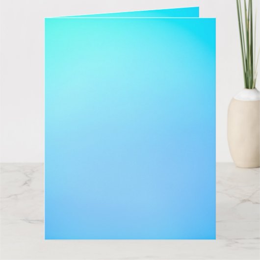 Une carte dégradée bleue vide affichée sur un marb (Devant)