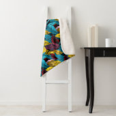 une couverture avec un motif feuille (En situation)