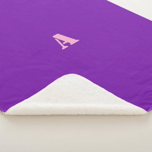 Une couverture en toison violette Monogramme (3/4)