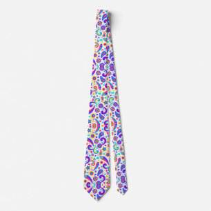 Une cravate avec un motif paisley vibrant et color