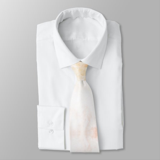 Une cravate blanche avec des motifs orange et rose (Attaché)