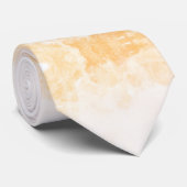 Une cravate blanche avec des motifs orange et rose (Roulé)