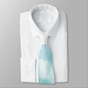 Une cravate blanche présente un bleu pastel doux