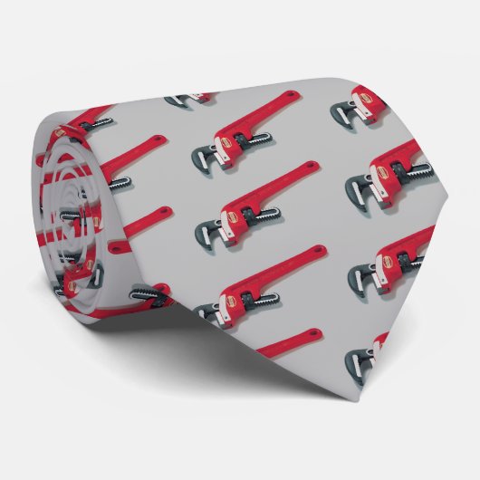 Une cravate de plombier ! (Roulé)