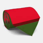 Une Cravate rouge et verte rayée (Roulé)