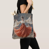 Une danseuse dansant au sac fourre-tout musical (De près)