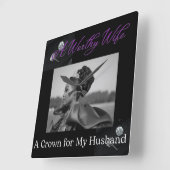 Une épouse digne Horloge murale carrée noire (Angle)