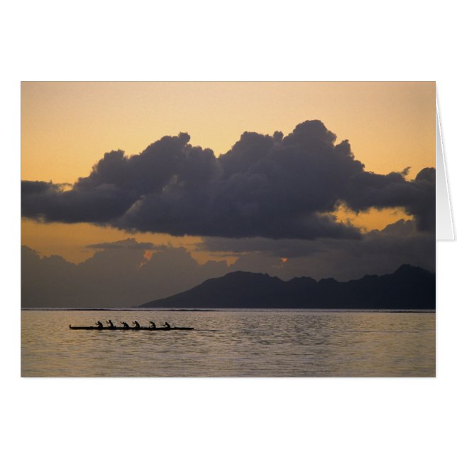 Une équipe de canoë à balancier s'entraîne au larg (Devant horizontal)