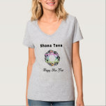 Une étoile juive Shana    TovaT-Shirt<br><div class="desc">Le Shana Tova Jewish Star est décoré de vitraux de style hébraïque Star de David et de salutations ensoleillées pour un Joyeux Nouvel An.</div>