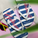 Une femme d'honneur marine et rose<br><div class="desc">Marine Bleu Blancs et Roses Motif - Changez dans N'importe quelle couleur en cliquant sur personnaliser. Et dis tout ce que tu veux. Faites-en un de ces flip flops qui ont VOTRE message sur eux. Parlez de la plage !</div>