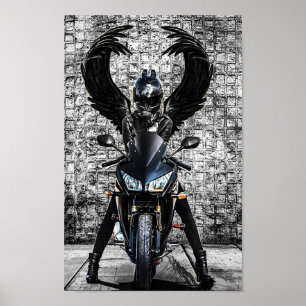 Une femme motard avec une affiche d'ailes