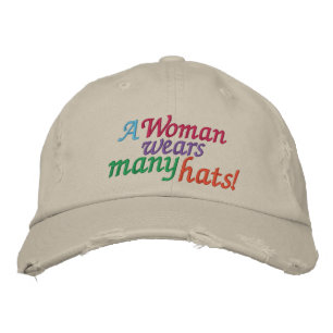 Une Femme Porte De Nombreux Casquettes