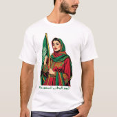 Une femme saoudienne élégante tient un t-shirt ave (Devant)