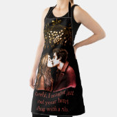 Une femme se lie sur le barbecue dans des tabliers (Insitu)