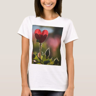 Une fille en T-shirt rose rouge