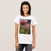 Une fille en T-shirt rose rouge (Devant entier)