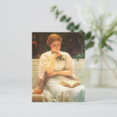 Une fille lisant une carte postale (Debout devant)