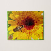 Une fleur joyeuse avec un puzzle d'abeille occupée (Horizontal)