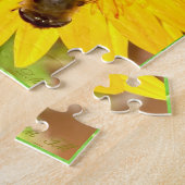 Une fleur joyeuse avec un puzzle d'abeille occupée (Côté)