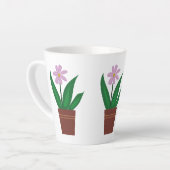 Une Fleur Violette Dans Une Mug Pot Latte (Angle gauche)