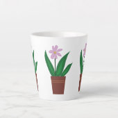 Une Fleur Violette Dans Une Mug Pot Latte (Devant)